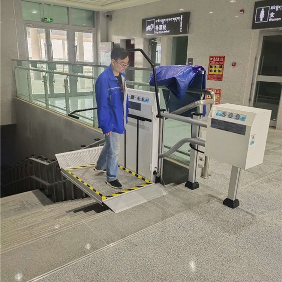 斜挂式无障碍电梯 地铁安装爬楼机 斜挂式升降平台许昌市